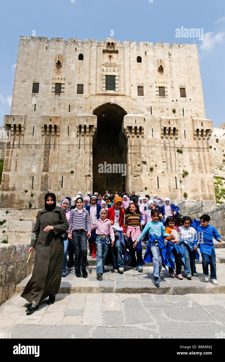 Classe della scuola di fronte alla cittadella, Aleppo, Siria, Medio Oriente e Asia Foto Stock