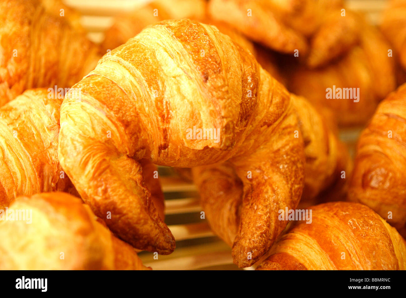 Croissant freschi, in pasticceria francese. Foto Stock