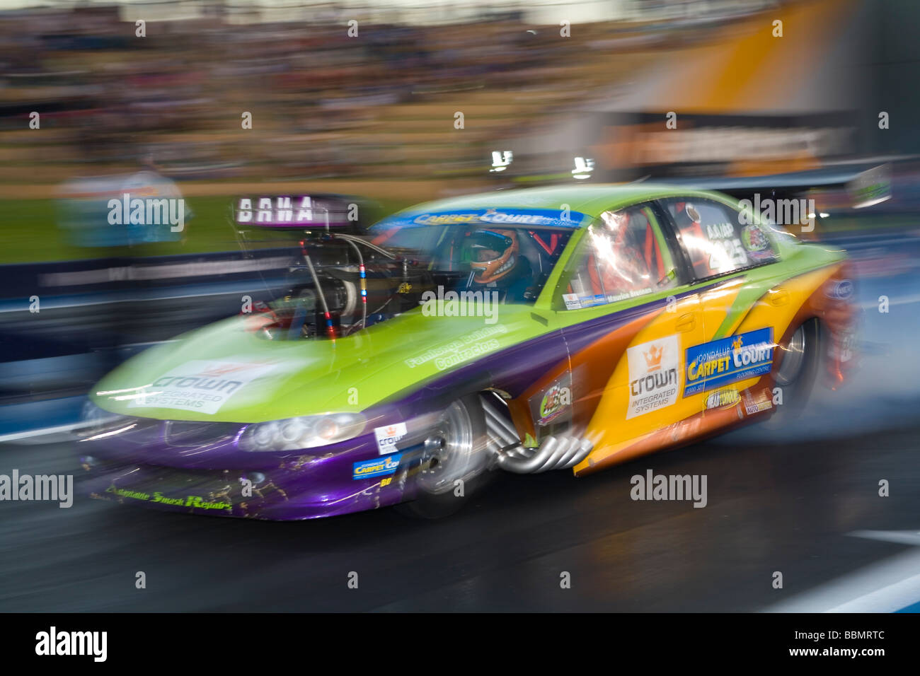 Australian drag racer, Maurice Brennan, eseguendo un burnout nel suo pesantemente modificato Holden Commodore Top Comp race car Foto Stock