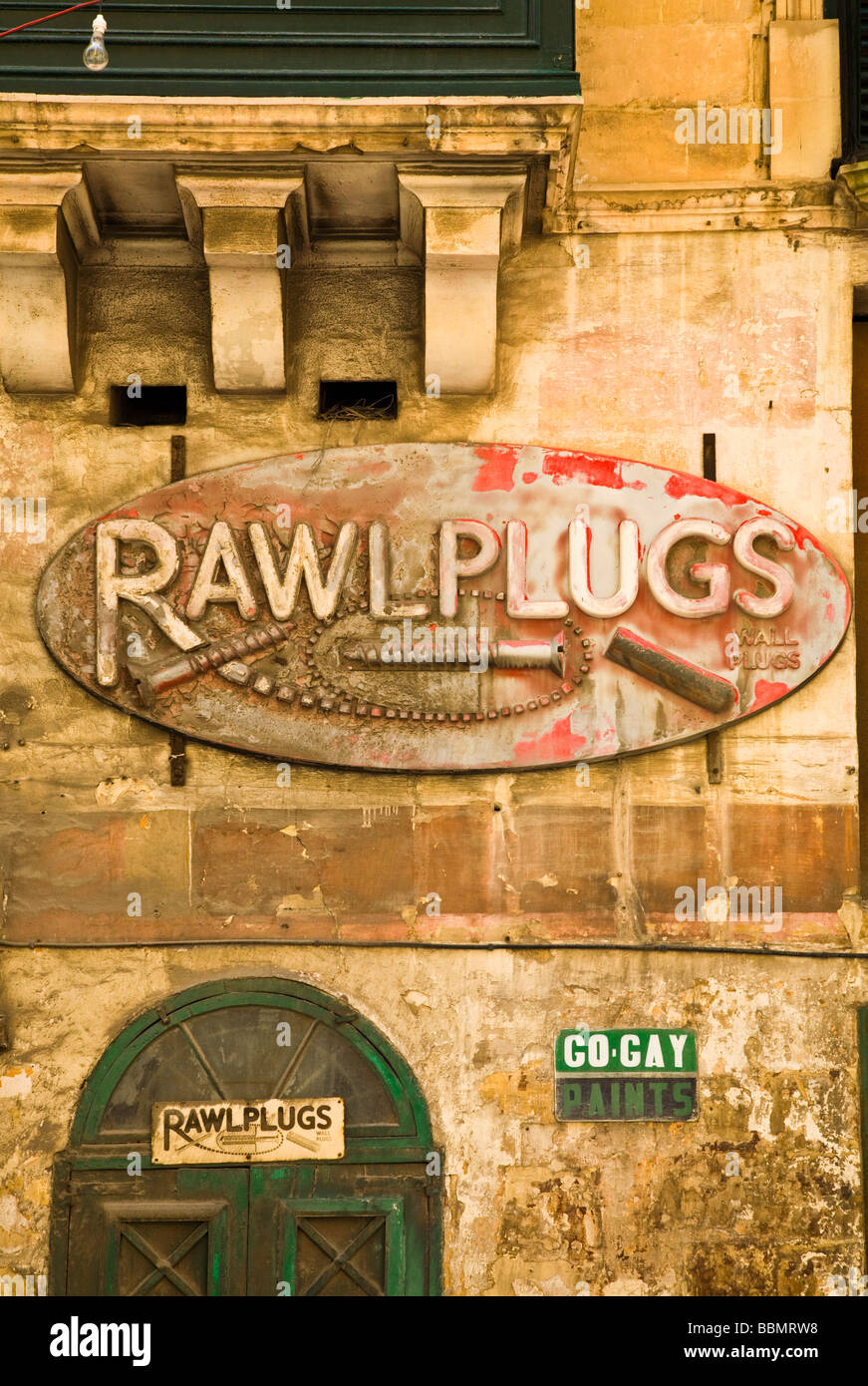 Rawlplug motif su una parete in Malta. Foto Stock