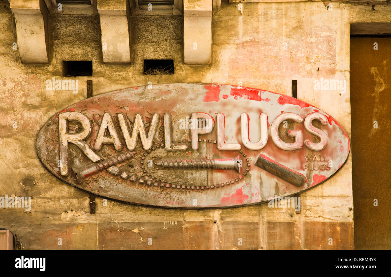 Rawlplug motif su una parete a La Valletta, Malta. Foto Stock