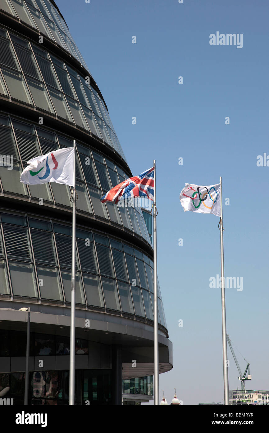 La Union Jack e bandiere olimpico volare al di fuori della città di Hall in LONDON REGNO UNITO Foto Stock