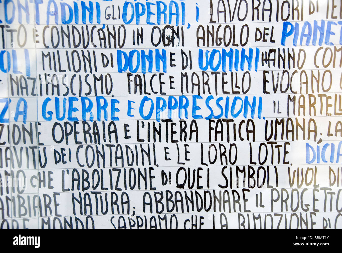 Manoscritte manifesto politico - per protestare contro il fascismo nazista e opression posted in una città in Toscana Foto Stock