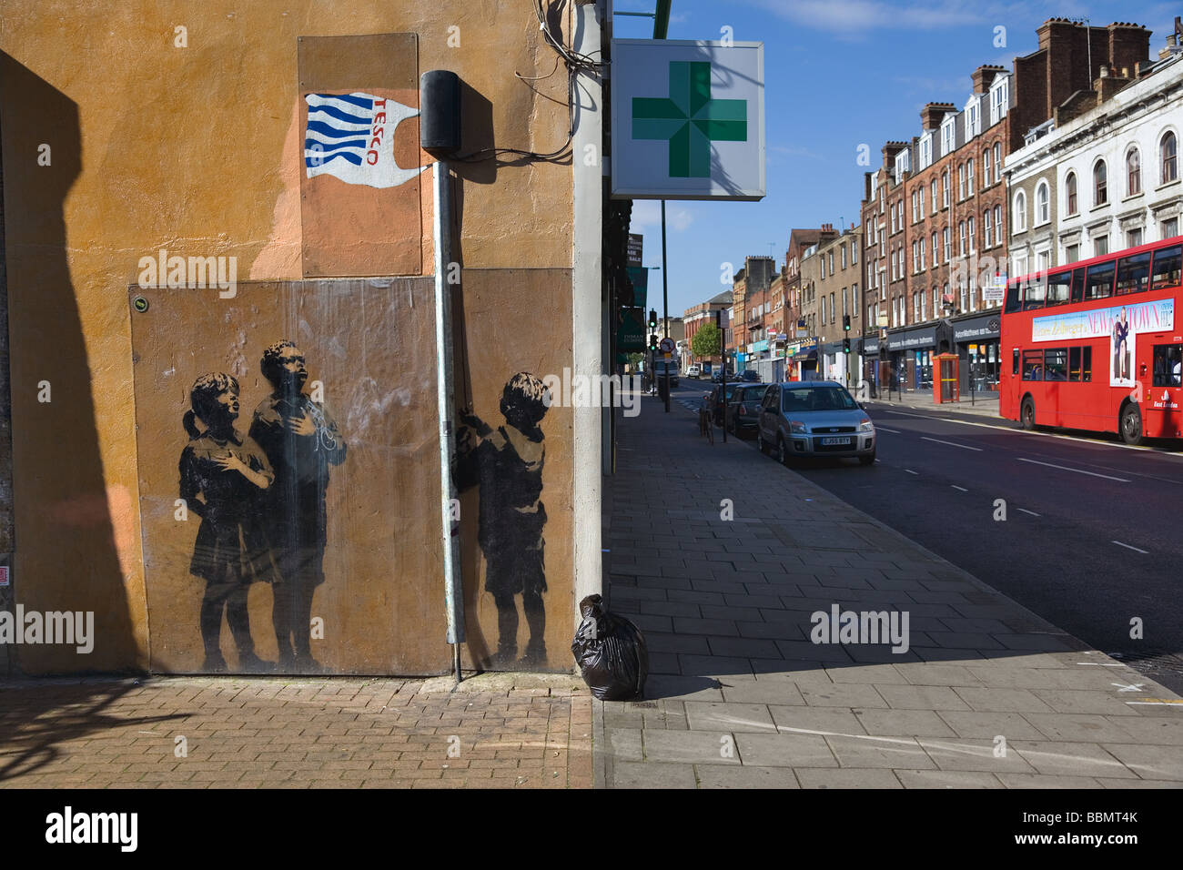 Dipinto dall'artista Banksy su Essex Road a Londra Foto Stock