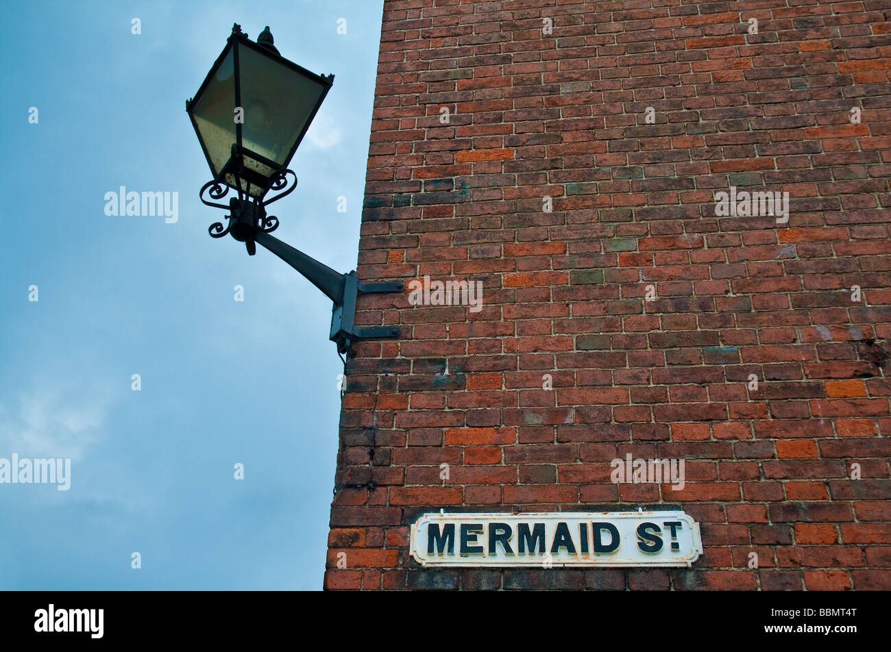 Vecchia lampada su mermaid street segala East Sussex England Regno Unito Foto Stock