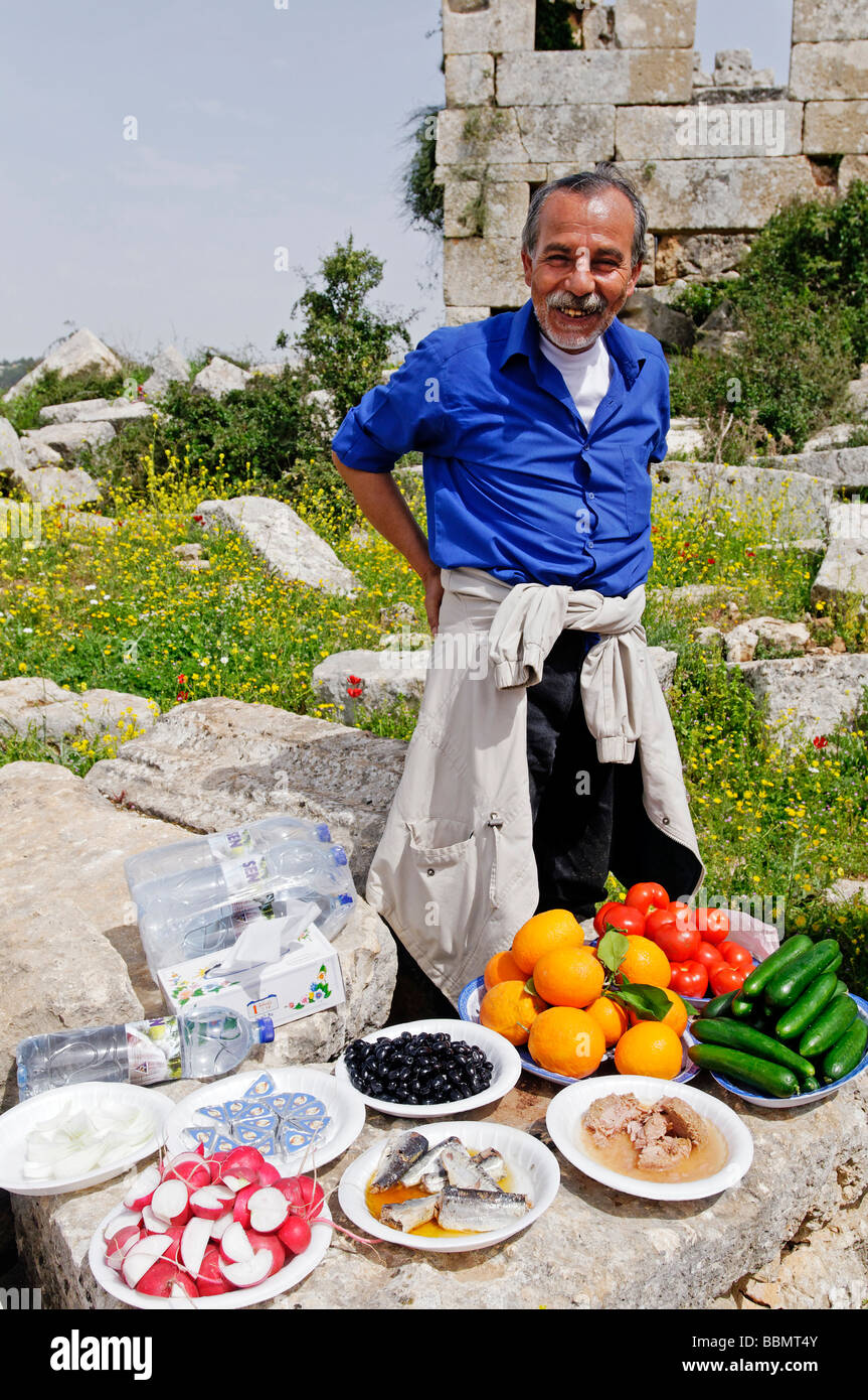 Guida turistica con un picnic, città morte nei pressi di Aleppo, Siria, Medio Oriente e Asia Foto Stock