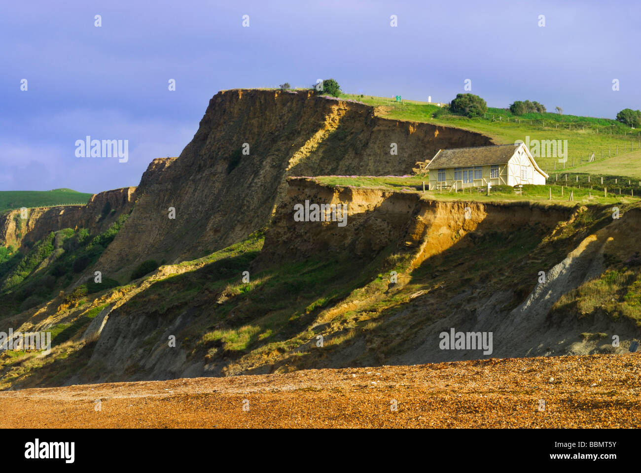 House si trova in precario equilibrio sul bordo di una scogliera a Eype beach. Il Dorset England Regno Unito Foto Stock