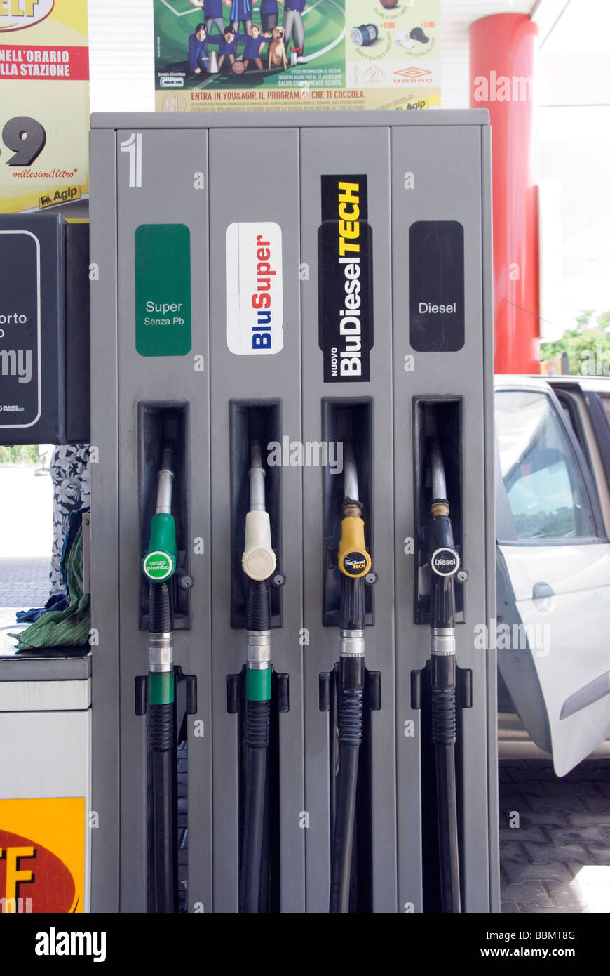 Le pompe di benzina in Italia Foto stock - Alamy