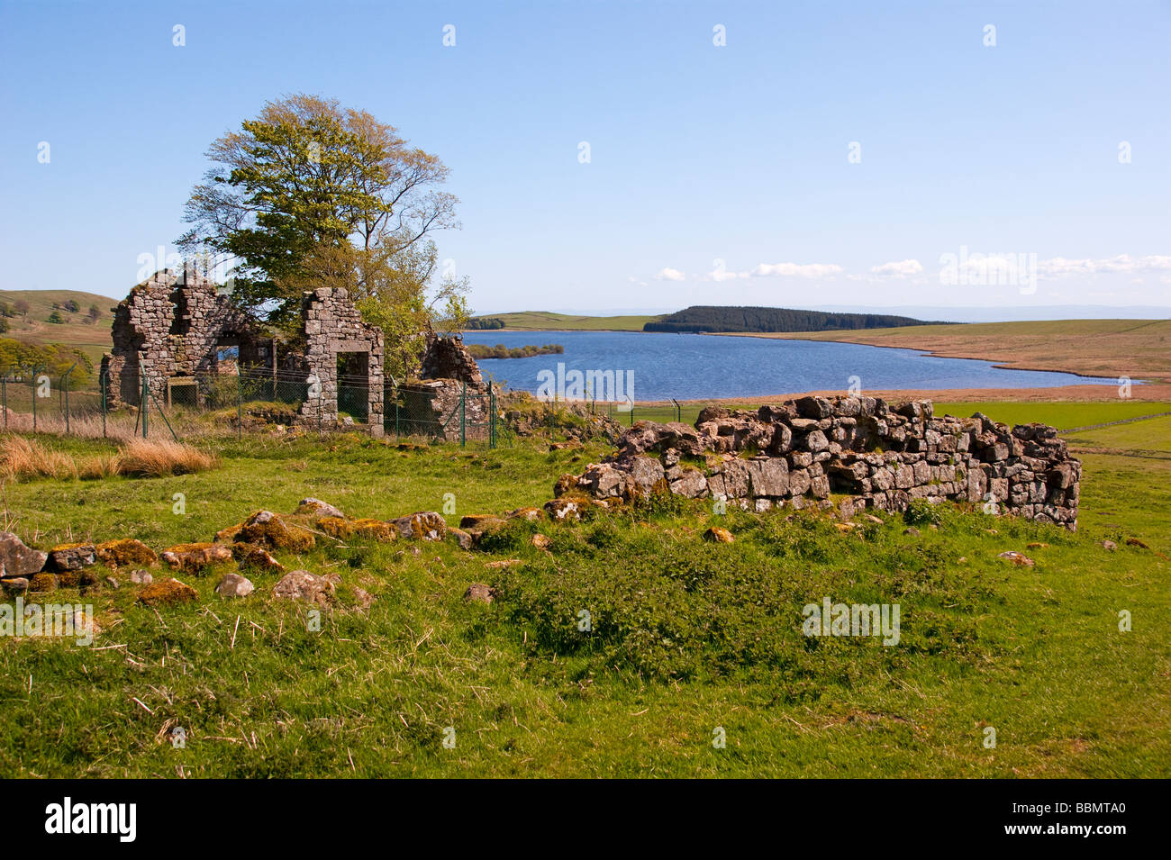 Ballo il serbatoio e le rovine del castello in colline di Lomond Scozia Fife Foto Stock