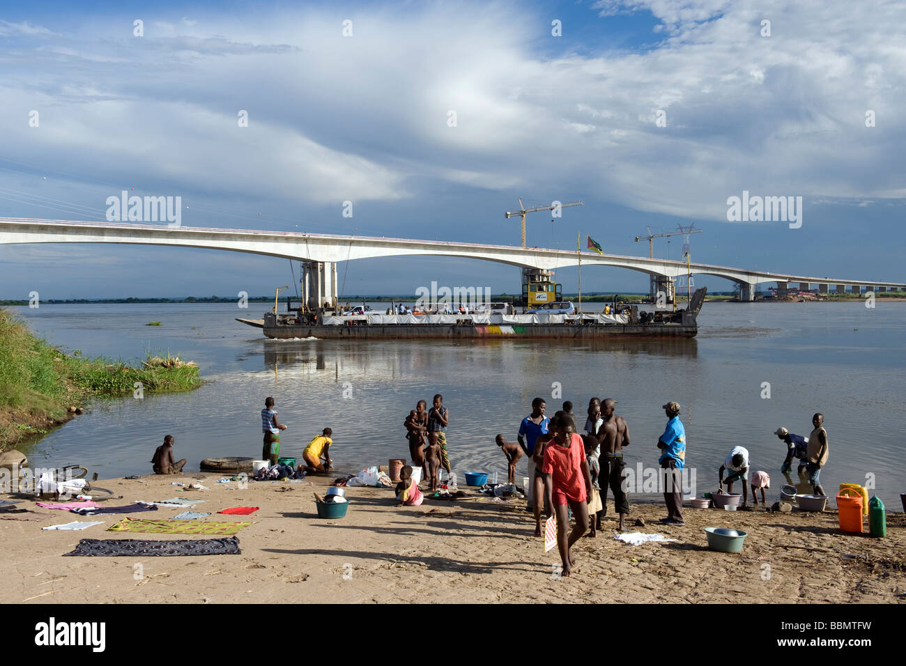 La gente a lavare i panni presso il nuovo Zambesi ponte Caia in Mozambico Foto Stock