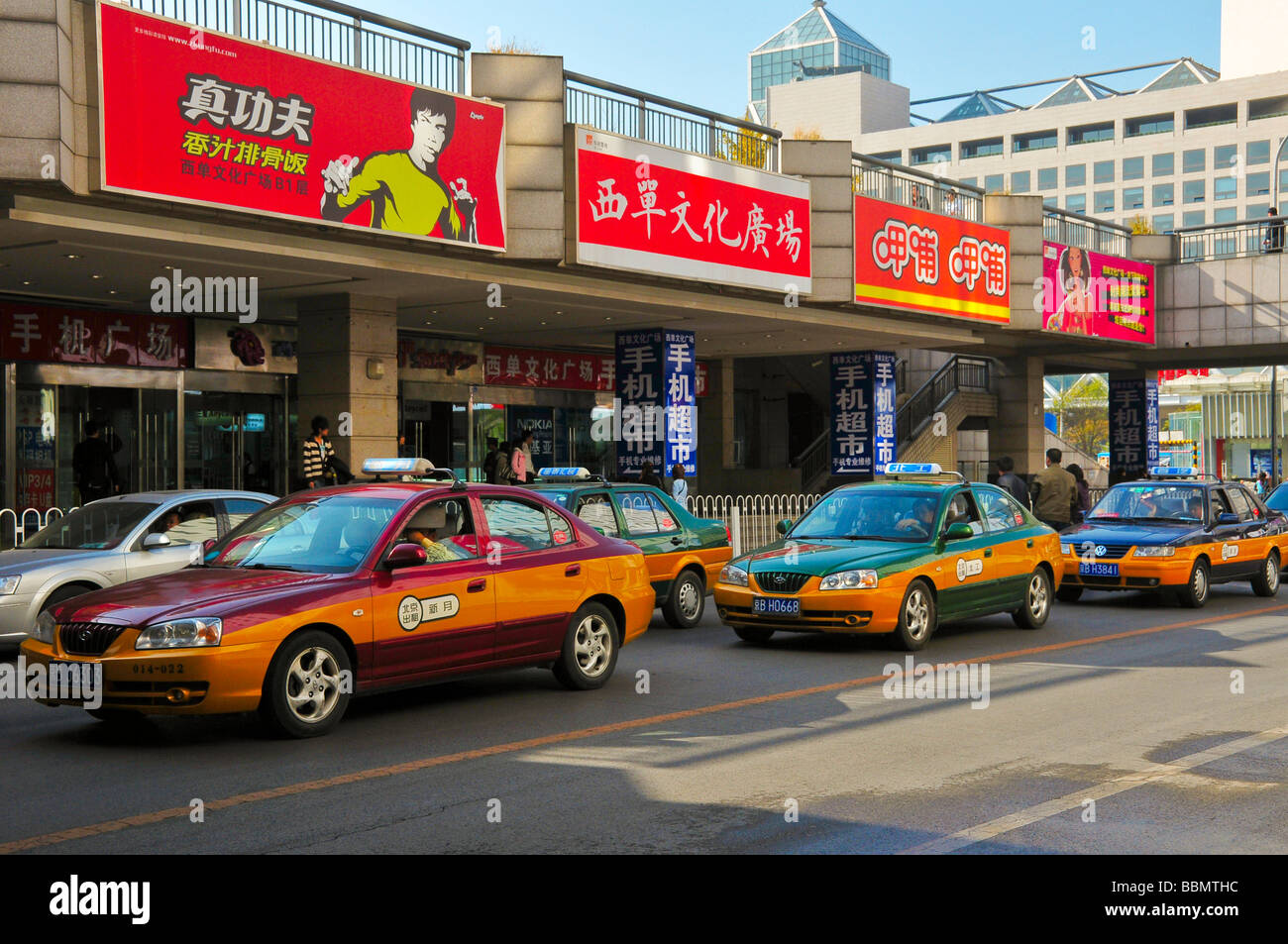 Taxi nel centro cittadino di Pechino accanto a Xidan shopping centre Foto Stock