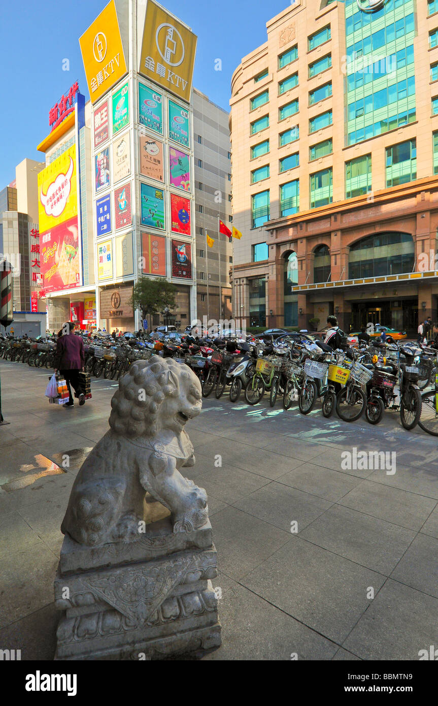 Scena di strada accanto a Xidan shopping center Pechino CINA Foto Stock