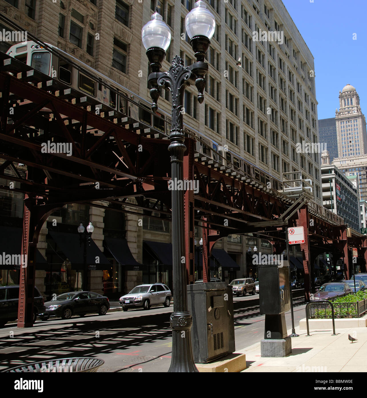 Elevata ferrovia in centro a Chicago Transit Authority treno nel Loop Illinois USA Foto Stock