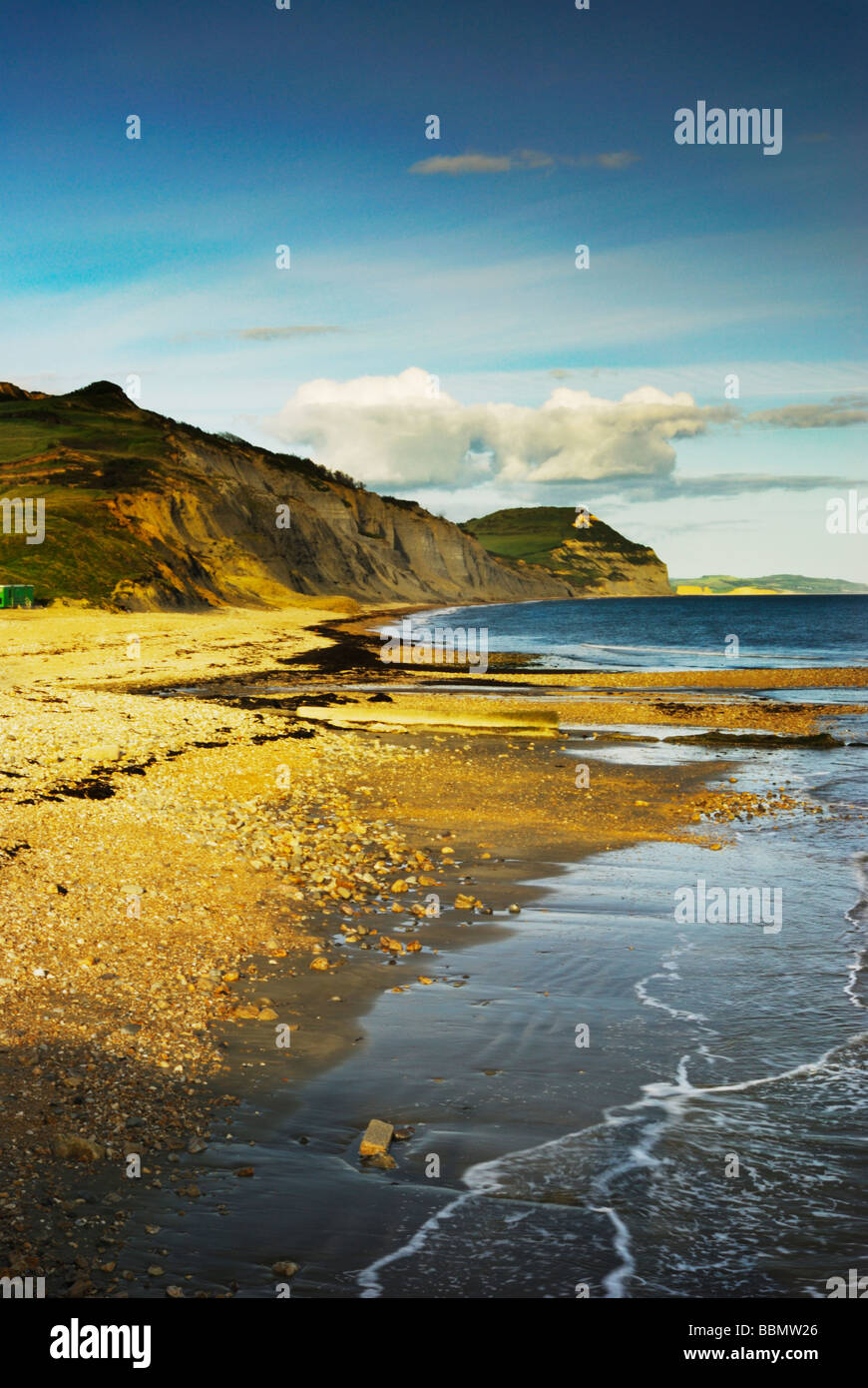 La spiaggia di Charmouth tardo pomeriggio guardando ad est attraverso il Golden Cap a eype Dorset England Regno Unito Foto Stock