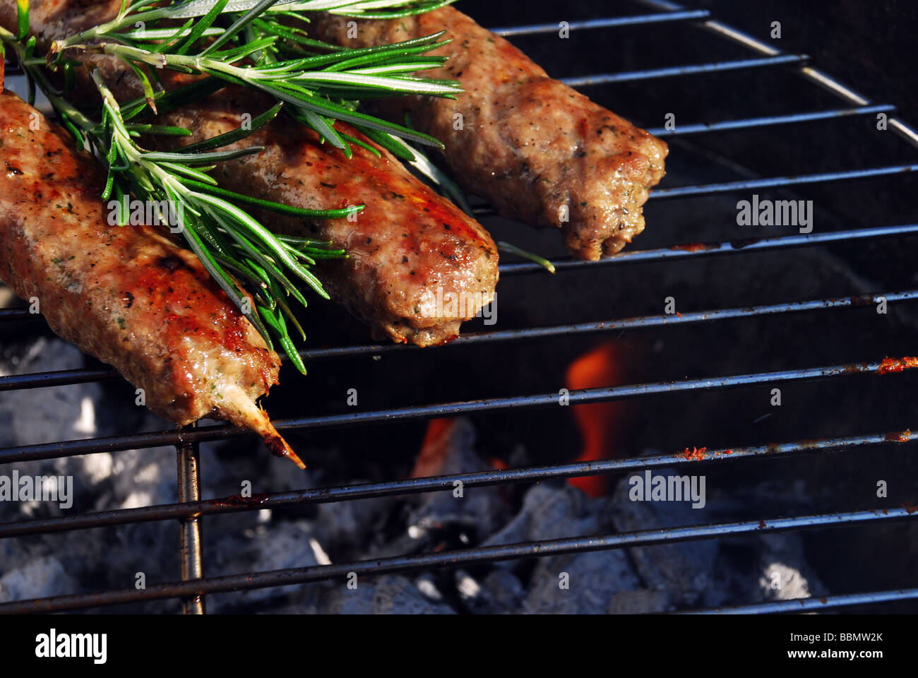 Spiedini di agnello con rosmarino sul barbecue Foto Stock