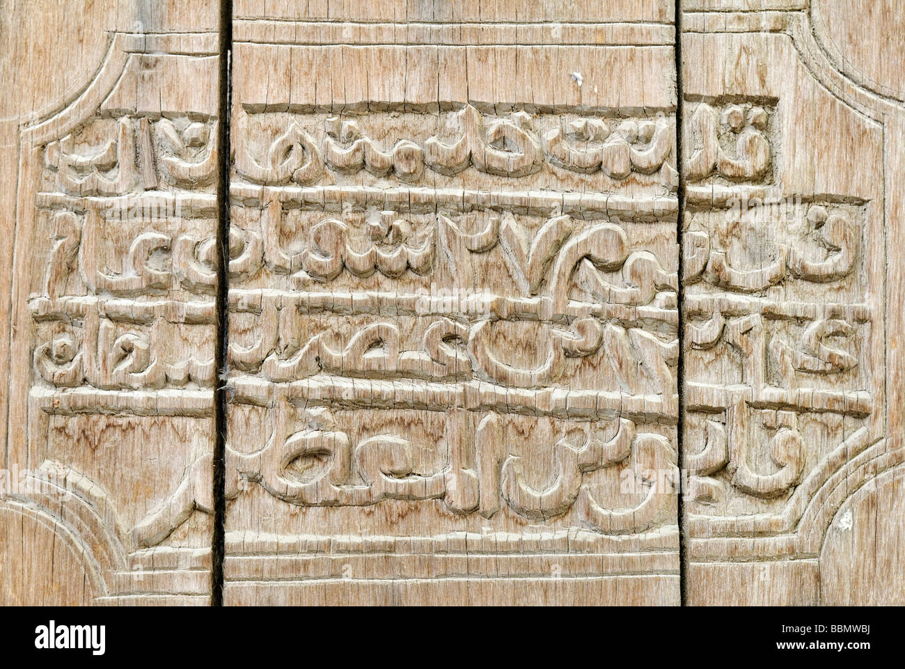 Storico di legno intagliato porta nel castello di Jabrin o Fort, Regione Dakhliyah, Sultanato di Oman, Arabia, Medio Oriente Foto Stock