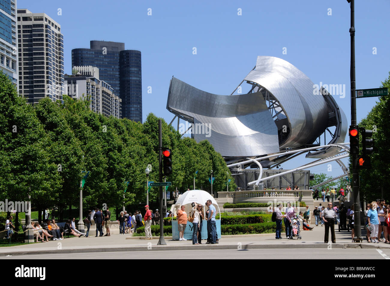 Il Jay Pritzker Pavilion di Millennium Park visto da di North Michigan Avenue Chicago Illinois USA Foto Stock
