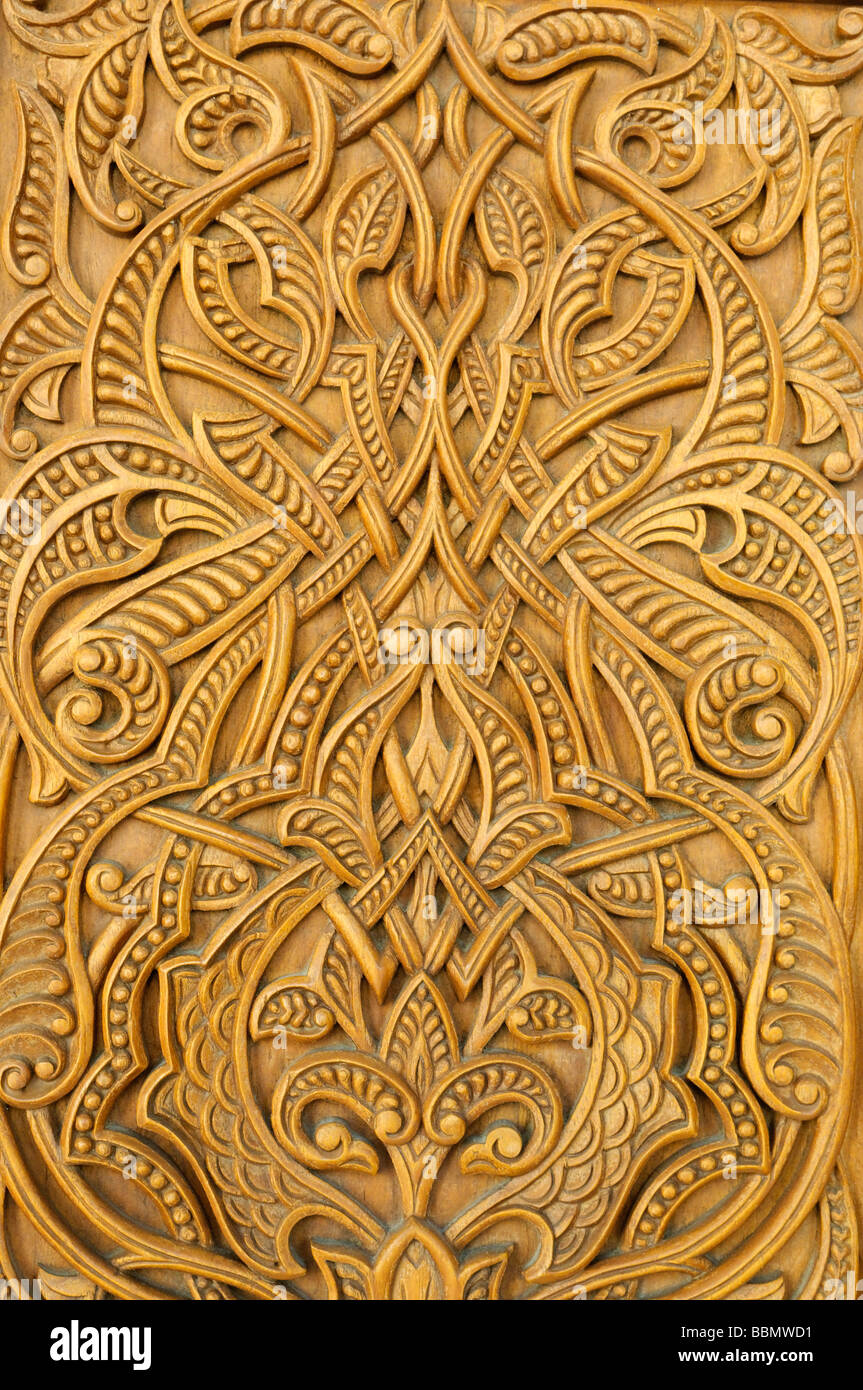 Scolpiti in legno porta al Sultan Qaboos Grande Moschea, Moscato, il sultanato di Oman, Arabia, Medio Oriente Foto Stock