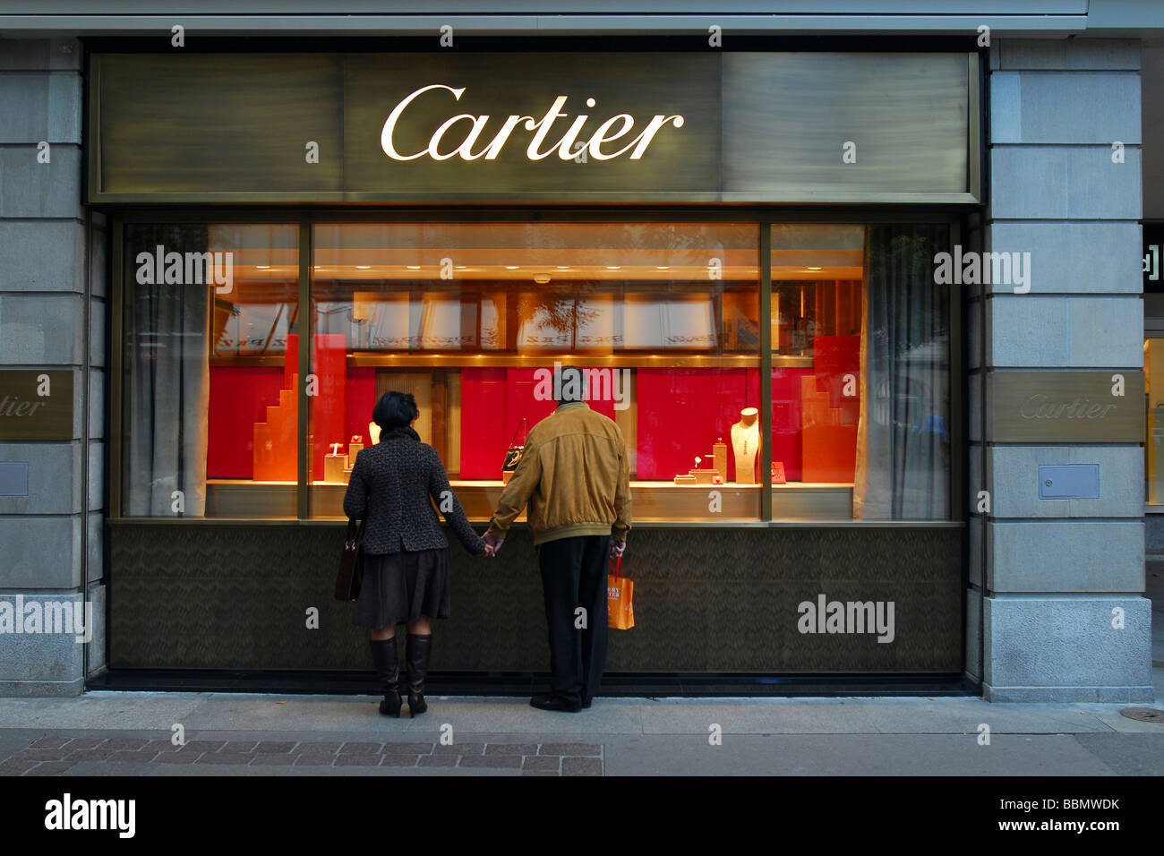 Coppia in cerca di un negozio di Cartier finestra, Zurigo, Svizzera Foto Stock