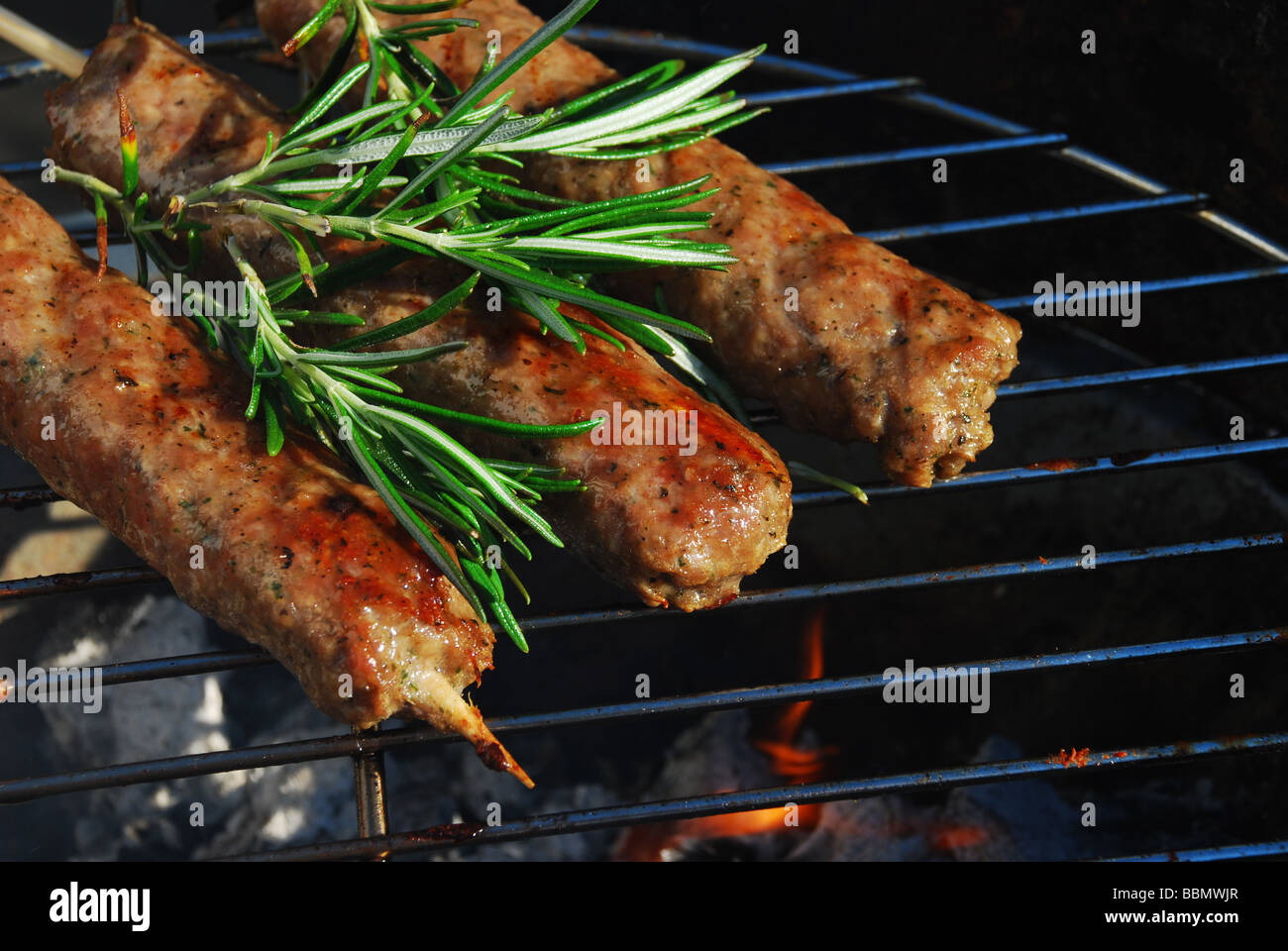 Spiedini di agnello con rosmarino sul barbecue Foto Stock