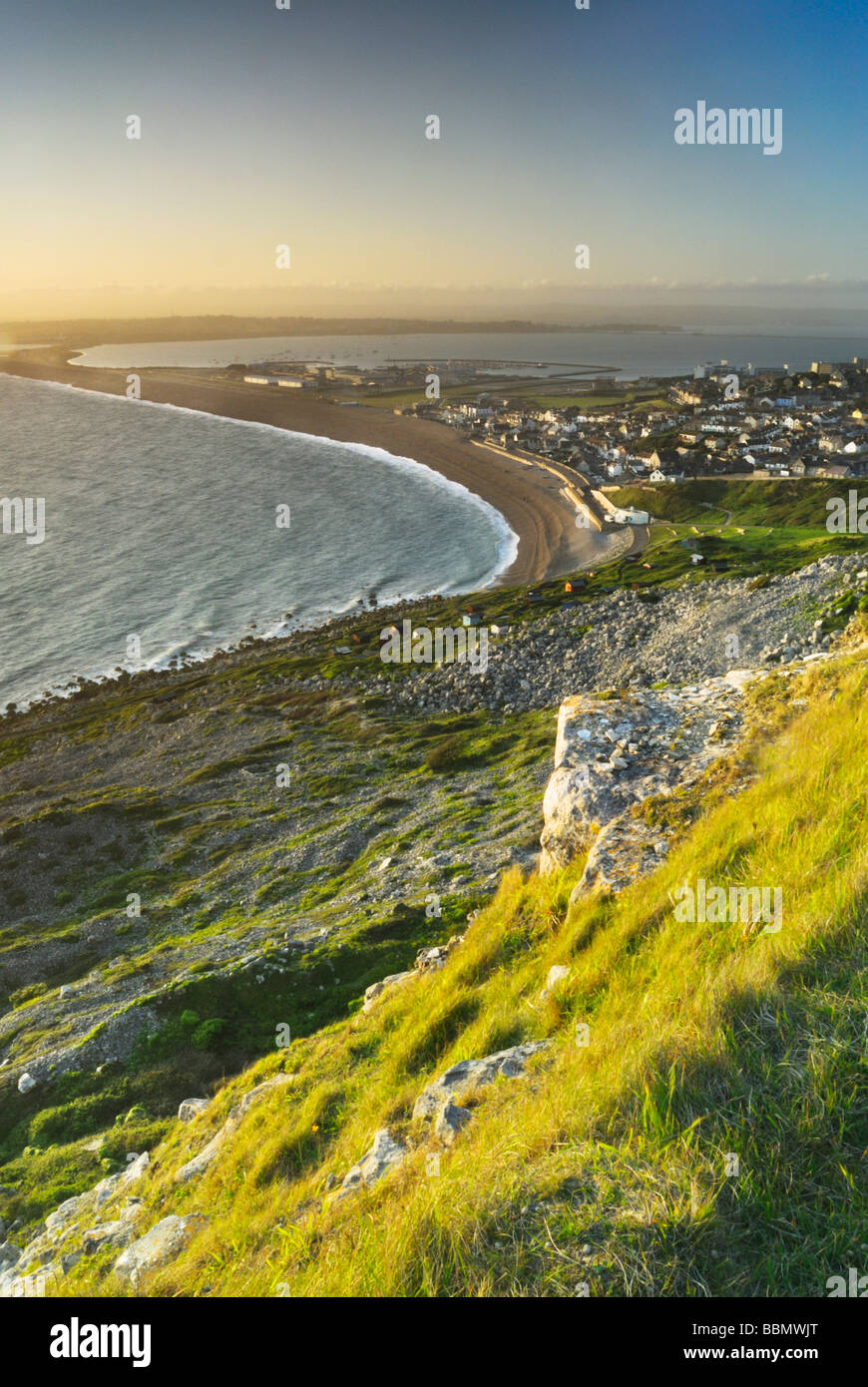 Chesil Beach come visto dalla via costiera sull'isola di Portland, Dorset, England, Regno Unito Foto Stock