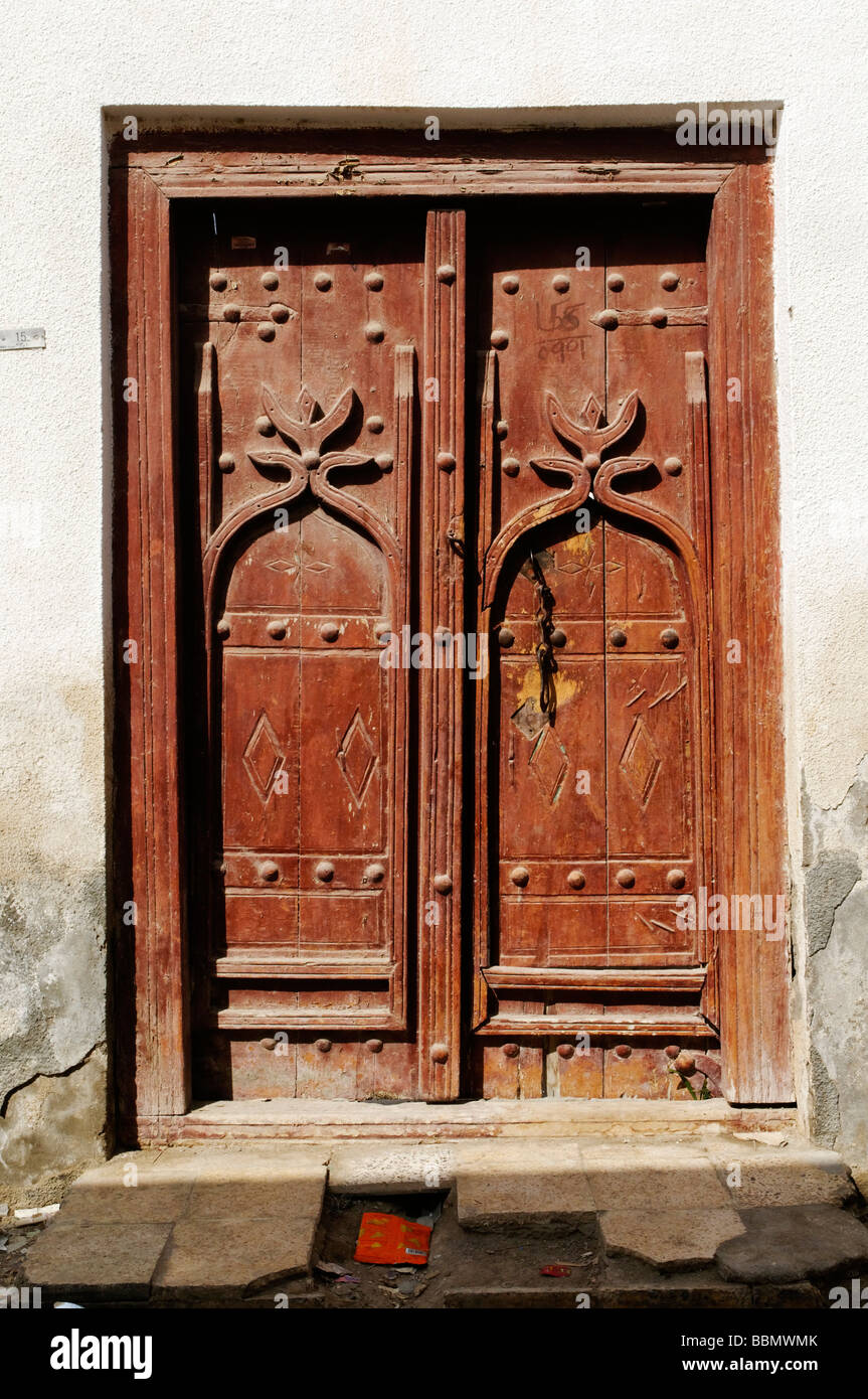 Scolpiti in legno porta nella città vecchia di Sur, Sharqiya regione, il sultanato di Oman, Arabia, Medio Oriente Foto Stock