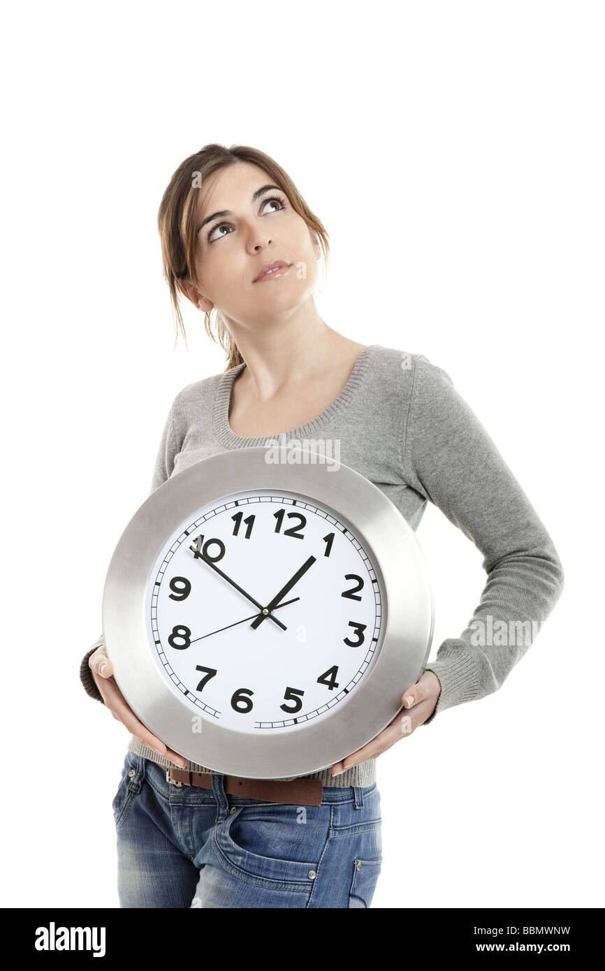 Bella donna su uno sfondo bianco tenendo un orologio Foto Stock