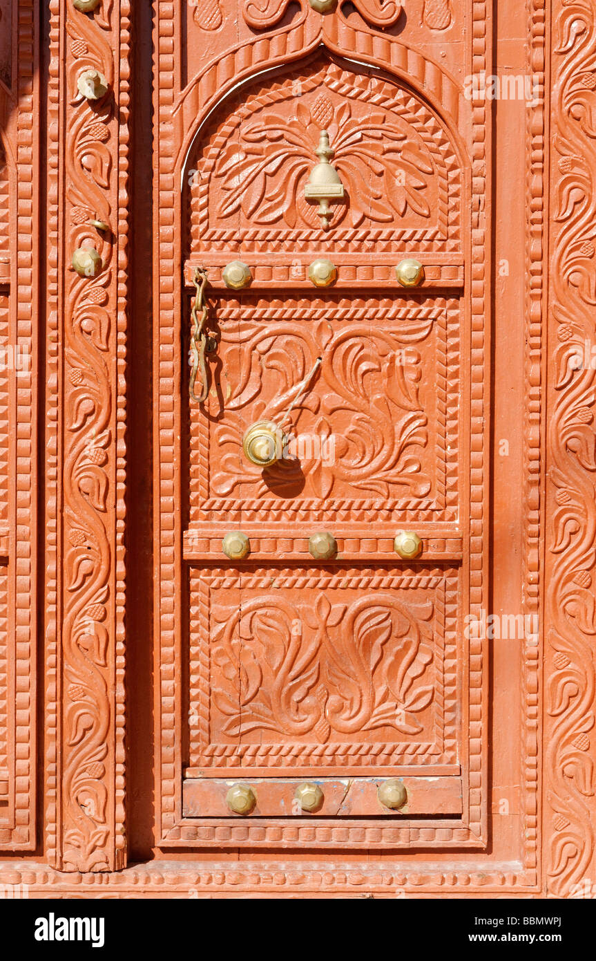 Scolpiti in legno porta nella città vecchia di Sur, Sharqiya regione, il sultanato di Oman, Arabia, Medio Oriente Foto Stock