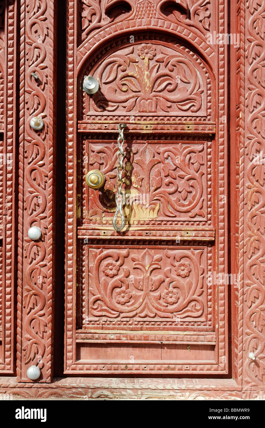 Scolpiti in legno porta nella città vecchia di Sur, Sharqiya regione, il sultanato di Oman, Arabia, Medio Oriente Foto Stock