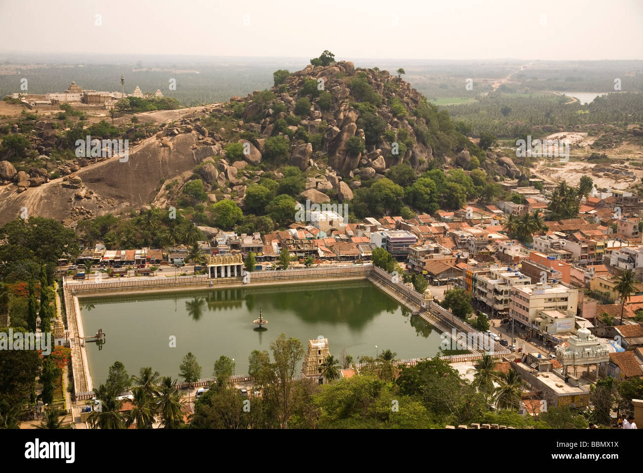 La vista dalla collina Vindyagiri nella piccola cittadina di Shravanabelagola in Karnataka, India. Foto Stock