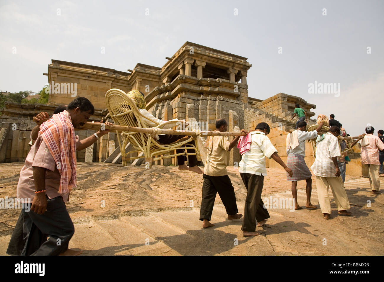 Un turista è portato in un palanquin fino 648 fasi di Vindyagiri Hill a Shravanabelagola, Karnataka, India. Foto Stock