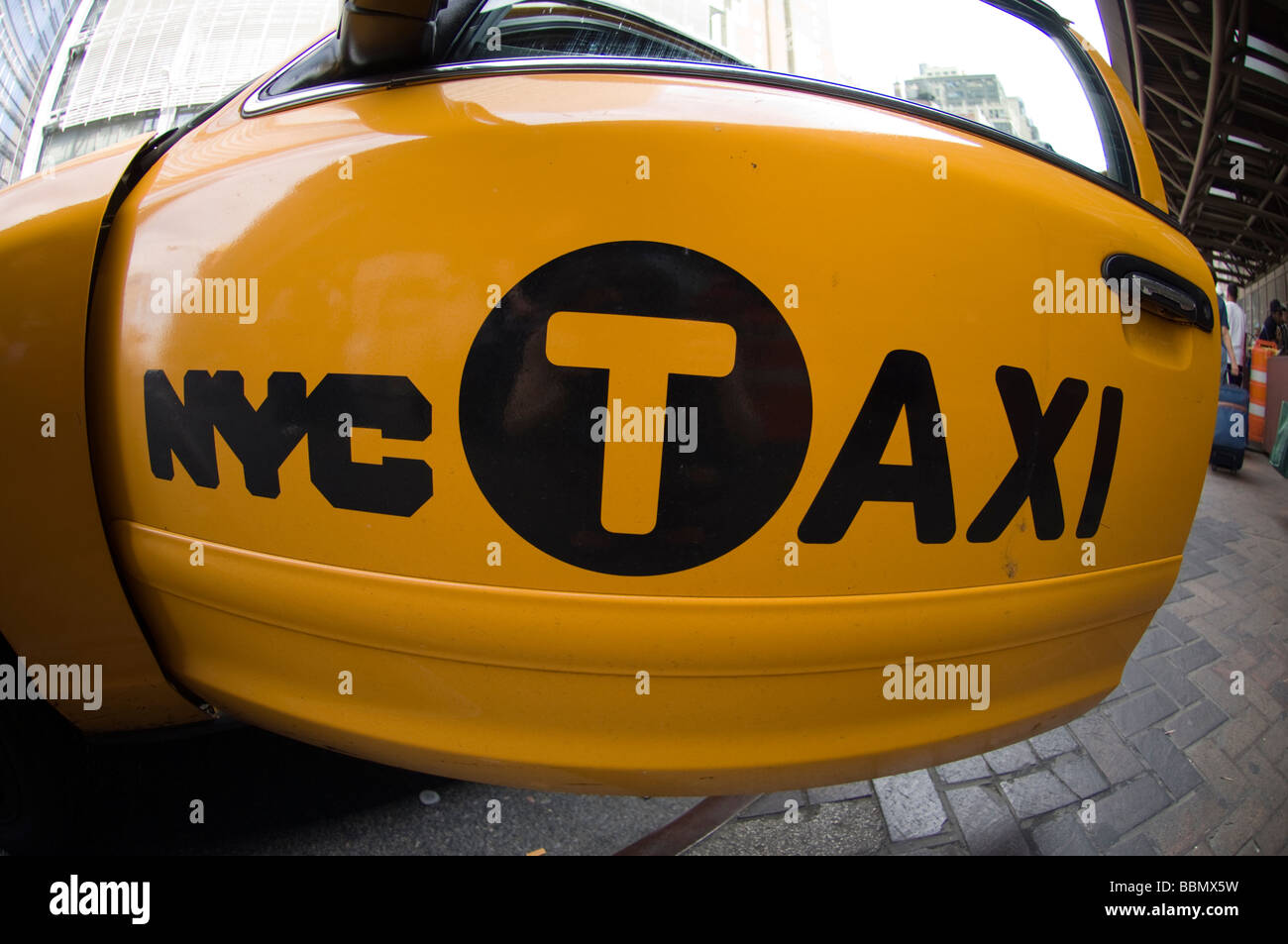 A New York City taxi visto in Times Square il venerdì 22 maggio 2009 Frances M Roberts Foto Stock