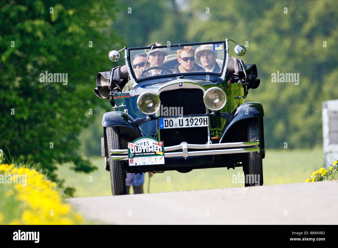 Chrysler Plymouth con storicamente vestito passeggeri, costruito nel 1929, vintage automobile rally Wiesbaden 2009, Hesse, Germania, Foto Stock