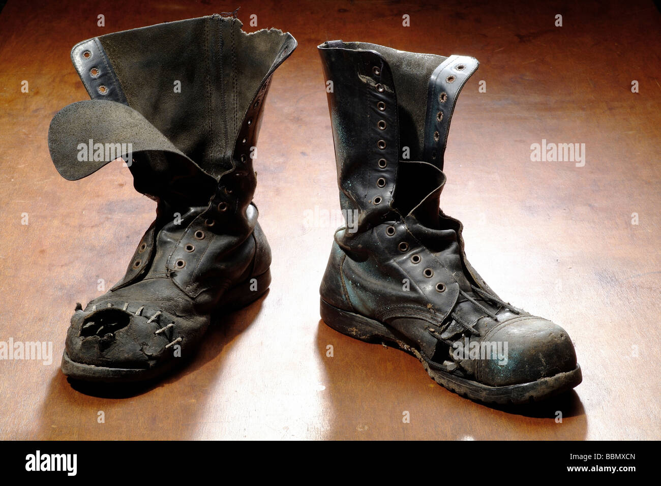 Una coppia di usurati stivali da combattimento Foto stock Alamy