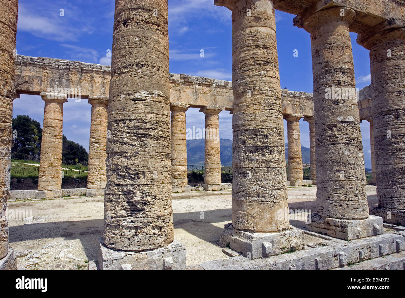 Il Greco antico tempio dorico Segesta sito archeologico Sicilia Italia Foto Stock