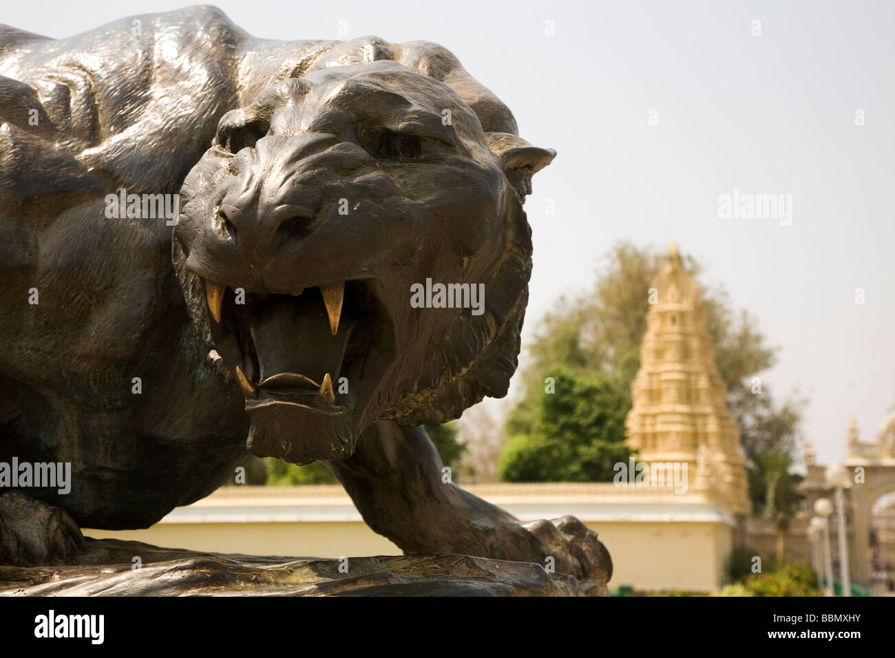 Una tigre scolpiti a motivi di Amba Vilas Palace a Mysore, India. Terreni del palazzo ospitano il Dasara annuale festa Foto Stock