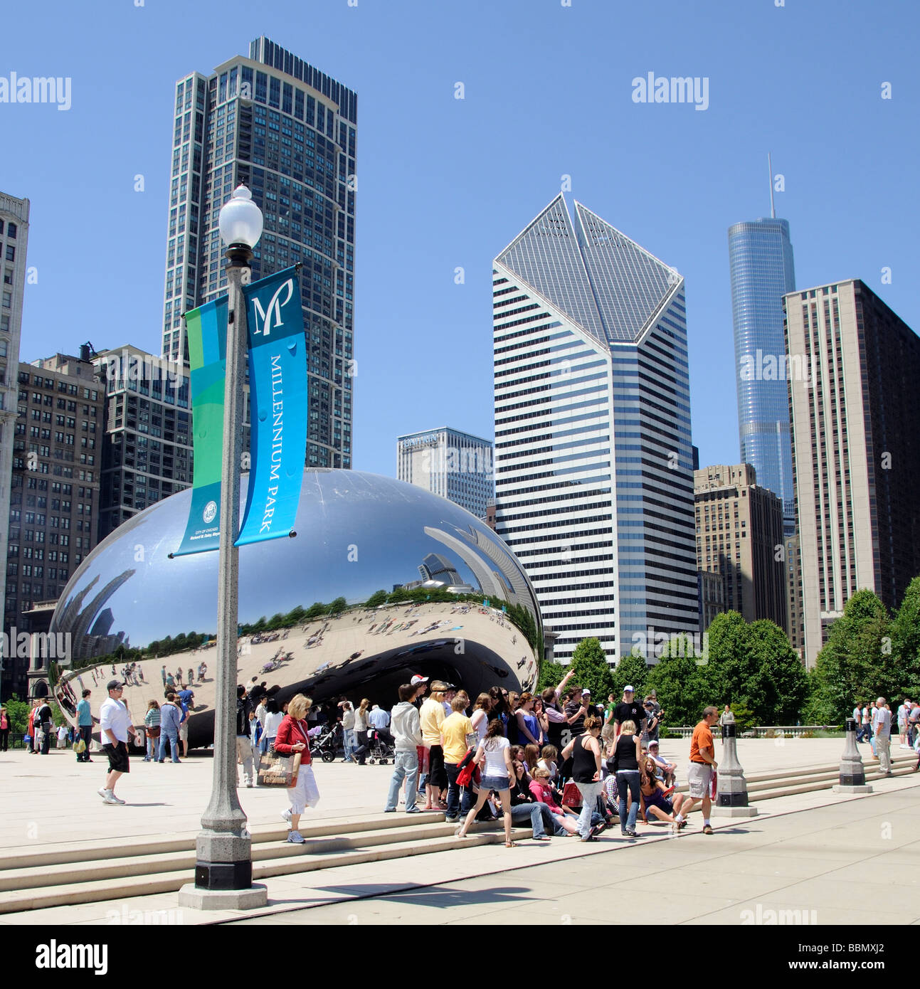 Il Cloud Gate o fagiolo in Millennium Park visto da Chase Promenade Chicago Illinois USA Foto Stock