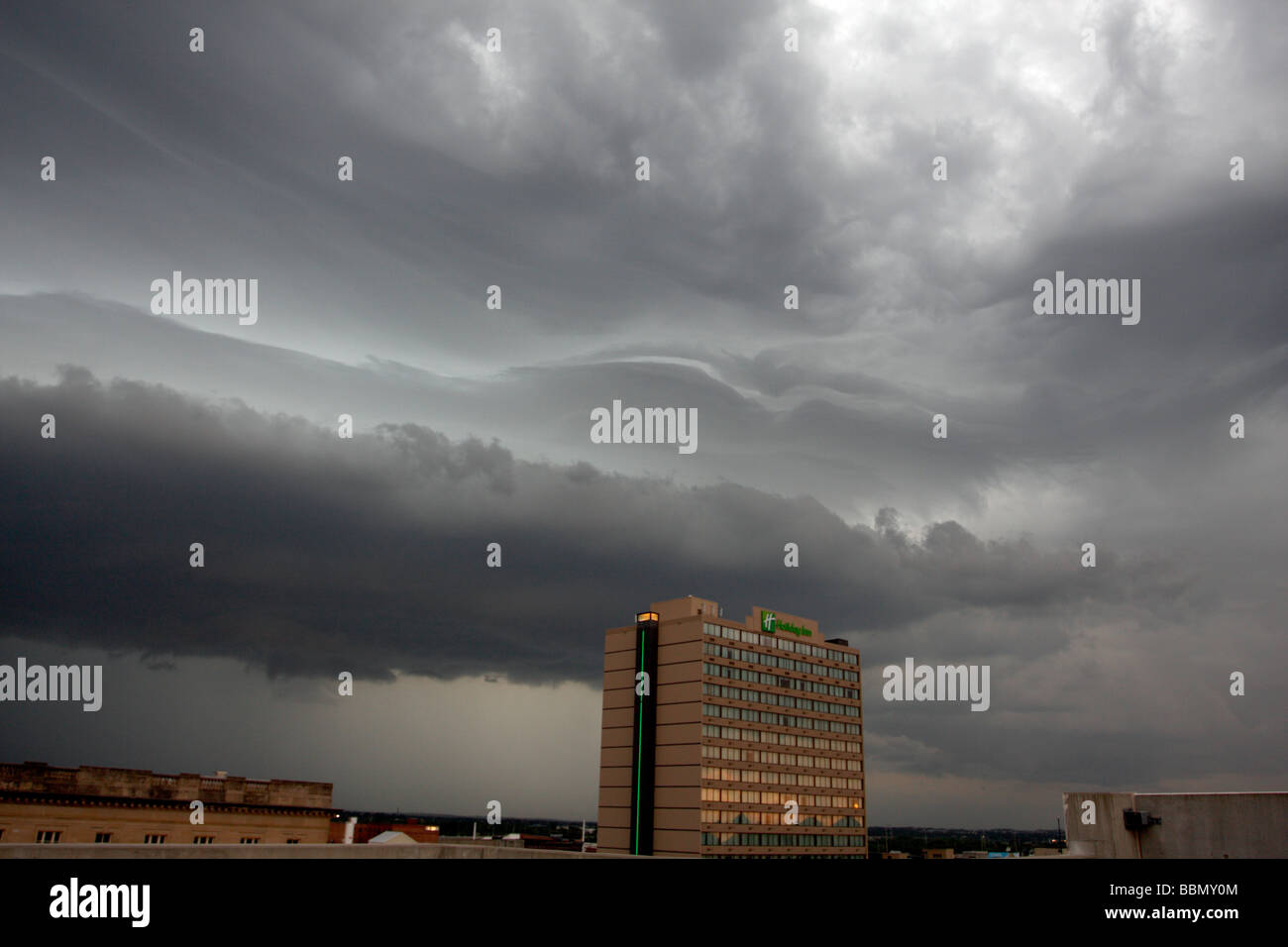 Rullo e/o mensola formazione delle nuvole in tempesta sopra il centro di Lincoln, Nebraska. Foto Stock
