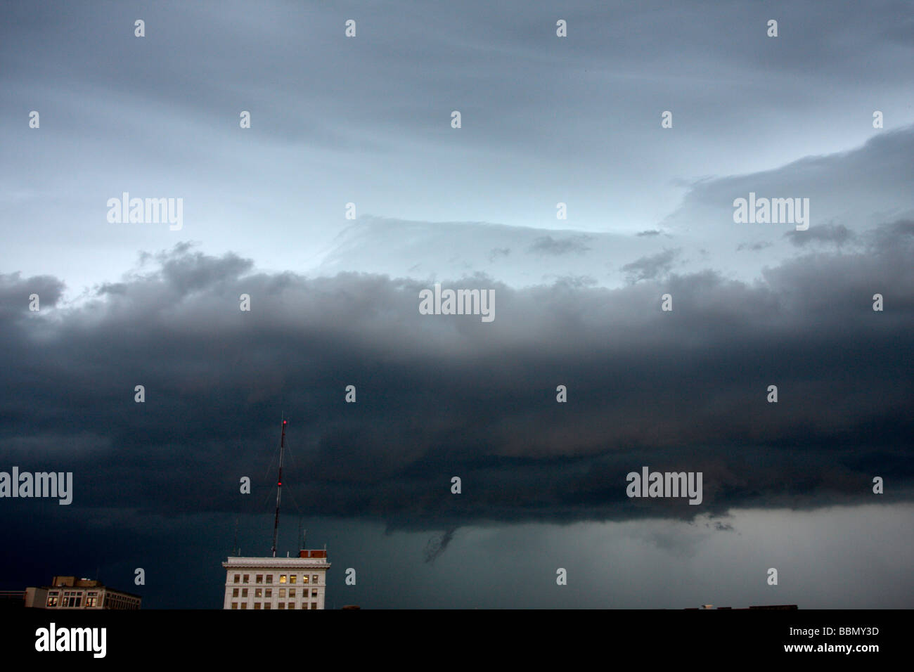Roll cloud al di sopra di un edificio. Foto Stock