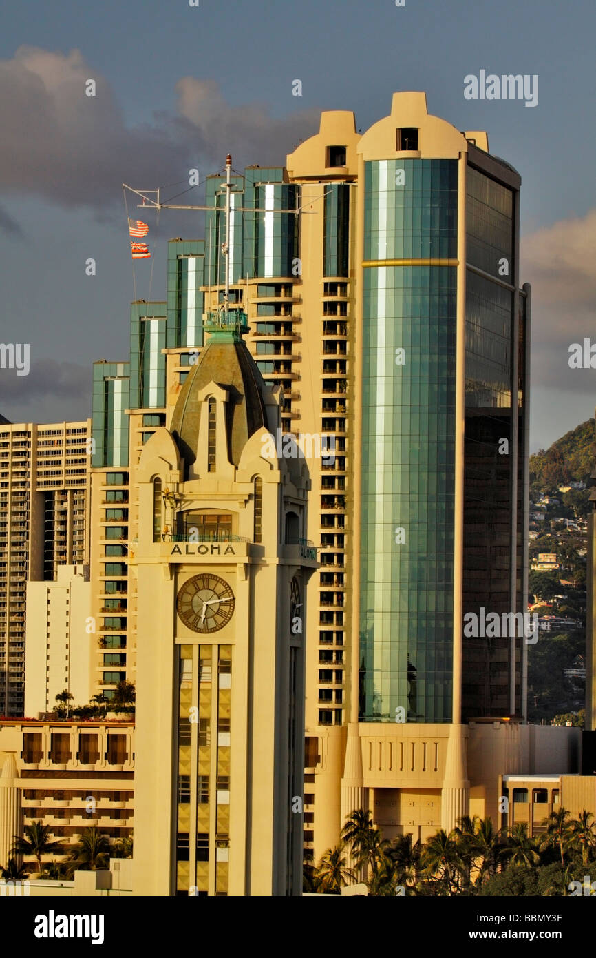 Downtown Honolulu e Aloha Tower come visto dalla nave da crociera di lasciare il porto di Honolulu- Honolulu Oahu Hawaii USA Foto Stock