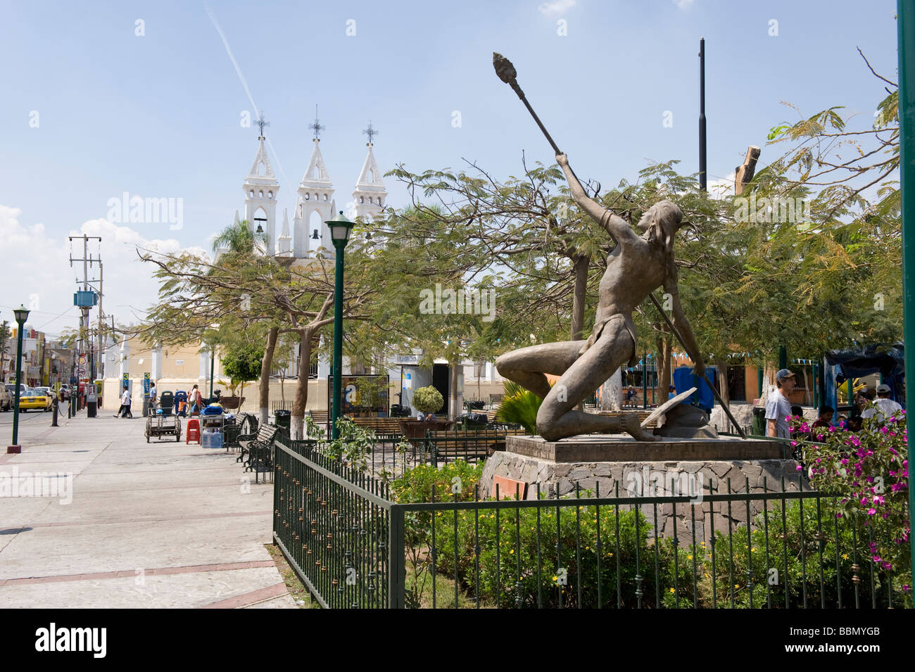 Statua su una guerriera indiana donna nella piazza principale di Tonala, jalsico Foto Stock