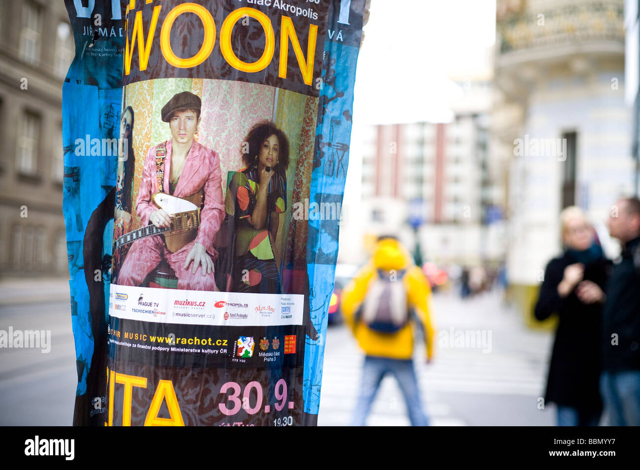 Poster per Swoon una banda ceca sulla strada del centro di Praga Repubblica Ceca Foto Stock