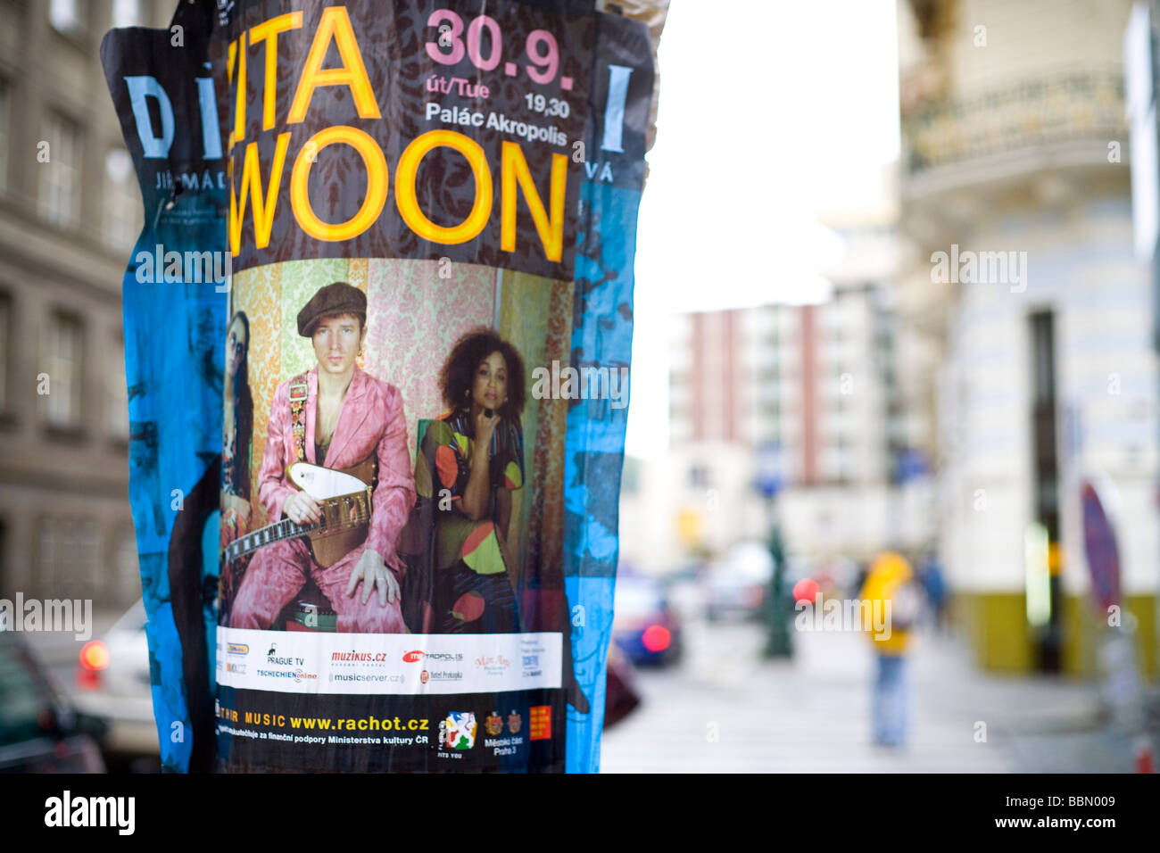 Poster per Swoon una banda ceca sulla strada del centro di Praga Repubblica Ceca Foto Stock