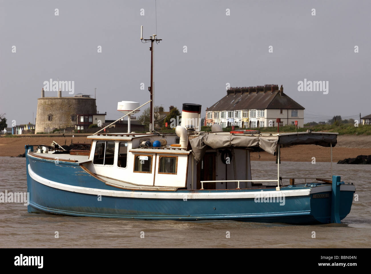Il motoscafo 'Dougie' ormeggiato sul fiume Deben, Felixstowe Ferry, Suffolk, Regno Unito. Foto Stock