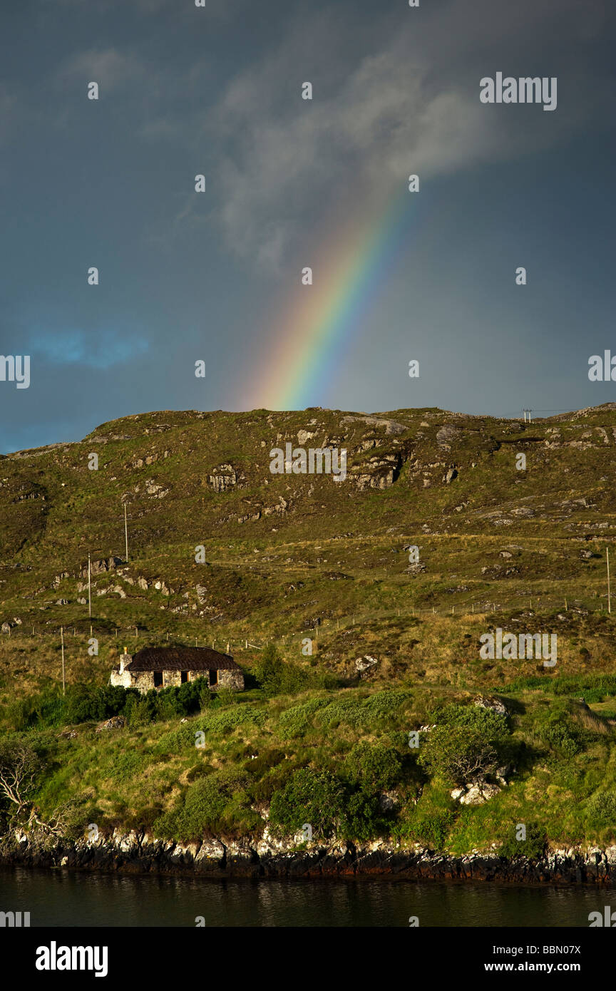 Rainbow su una casa di Croft e loch, Isle of Harris, Ebridi Esterne, Scozia Foto Stock