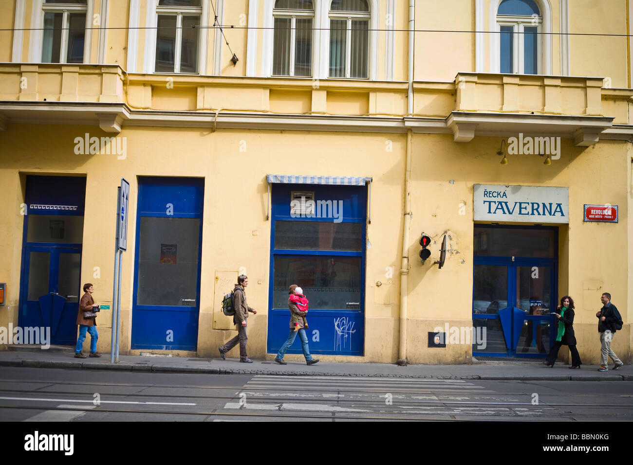 La gente camminare lungo la strada nel centro della città di Praga Repubblica Ceca Foto Stock