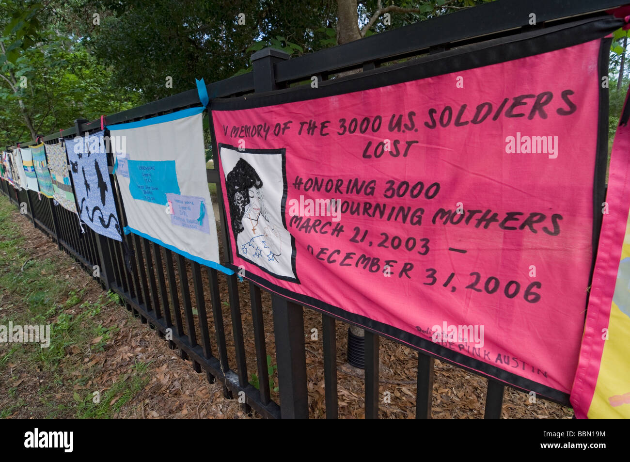 Stati Uniti Il Memorial Day osservanza di banner per caduti militari degli Stati Uniti e dei civili in Iraq e in Afghanistan, Gainesville, Florida. Foto Stock