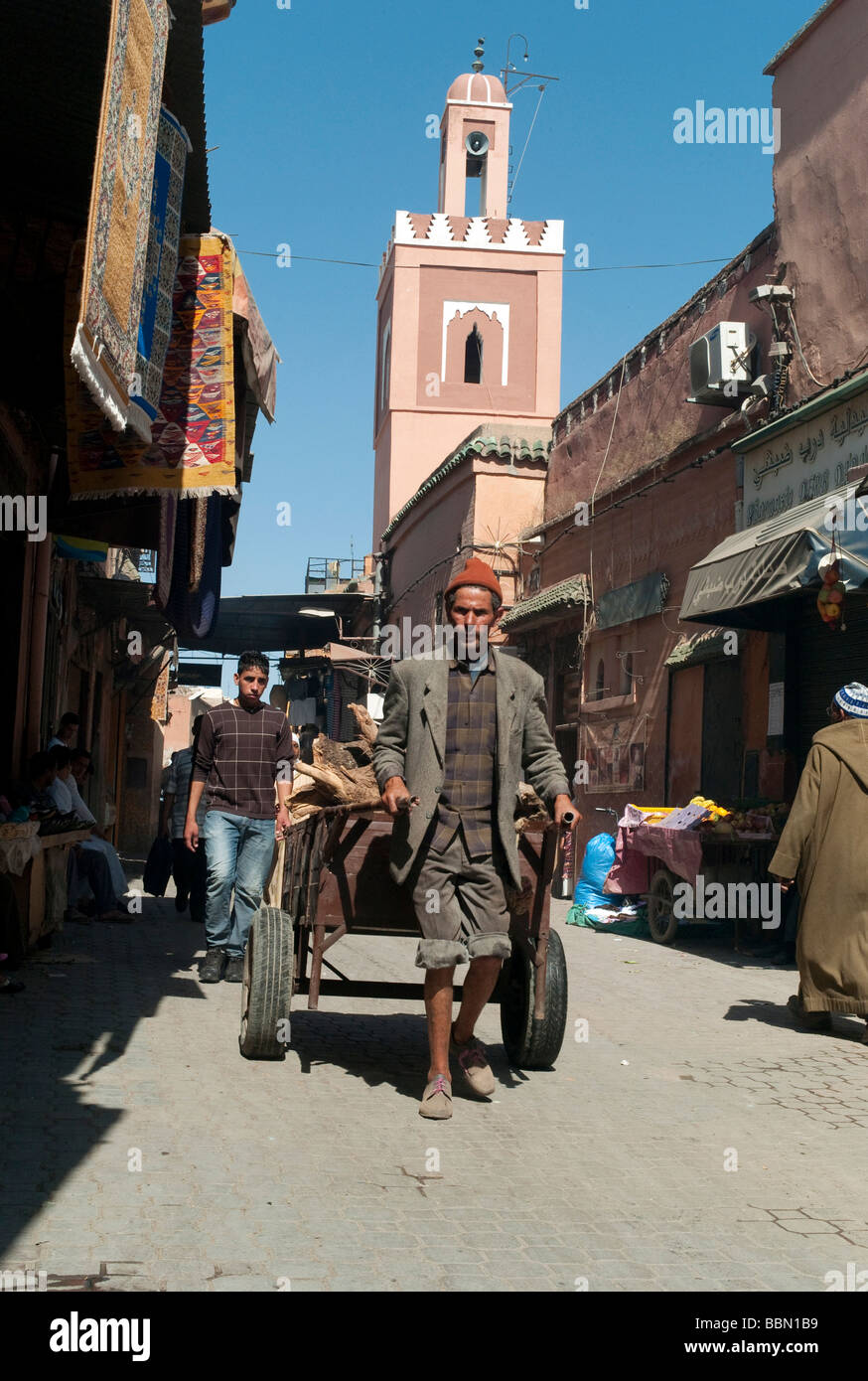 Uomo vecchio con un carrello di trasporto o carrello, scene di strada nella città vecchia, della Medina di Marrakech, Marocco, Africa Foto Stock