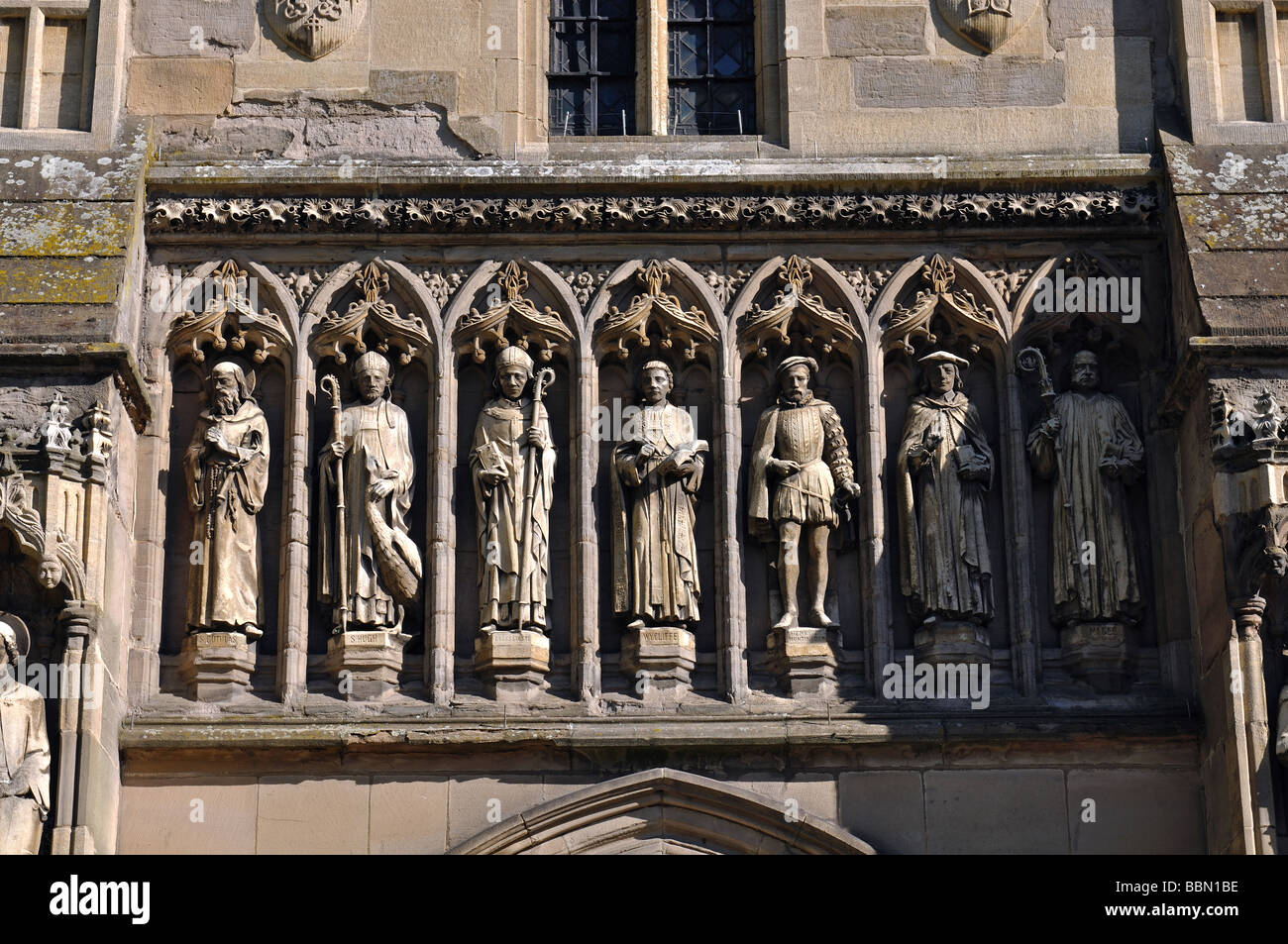 Statue sul portico meridionale della cattedrale di Leicester, Leicestershire, England, Regno Unito Foto Stock