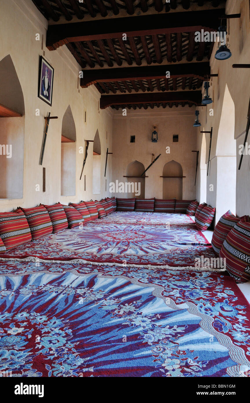Arabo tradizionale salotto, storico adobe fortificazione, Jaalan Bani Bu Hasan Fort o castello, Sharqiya Regione, Sultanato Foto Stock